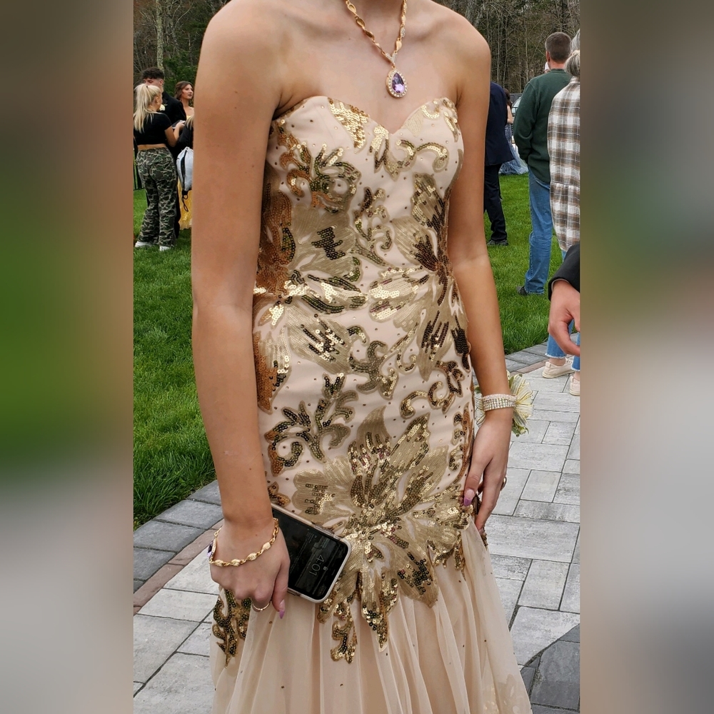 Stunning Gold Sequined Gown SZ 2 but Fits like  4